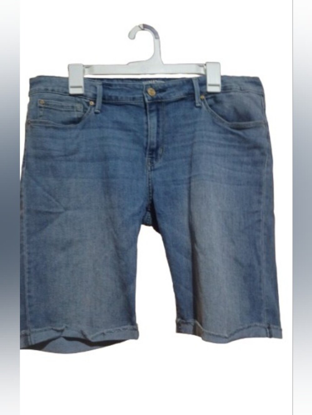 Signature Levi’s Denim Shorts – Classic Blue Wash
